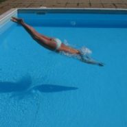 kobieta skacząca do basenu