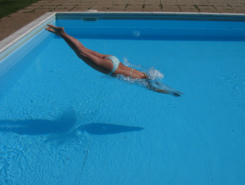 kobieta skacząca do basenu